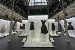 Mostra em Paris revela a admiração de Alaïa por Dior
