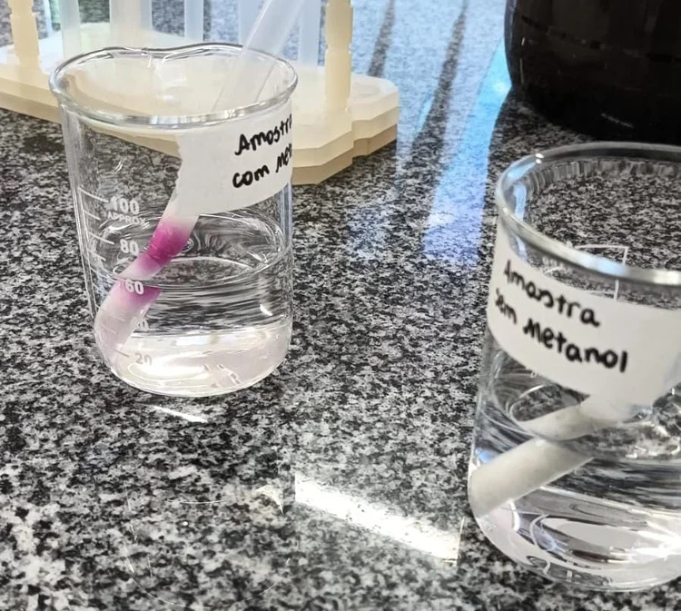 Tecnologia desenvolvida permite que canudo mude de cor ao entrar em contato com metanol (Divulgação/UEPB)