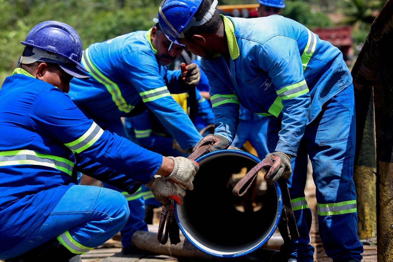 Quatros grupos disputam leilão bilionário de saneamento de PE nesta quinta