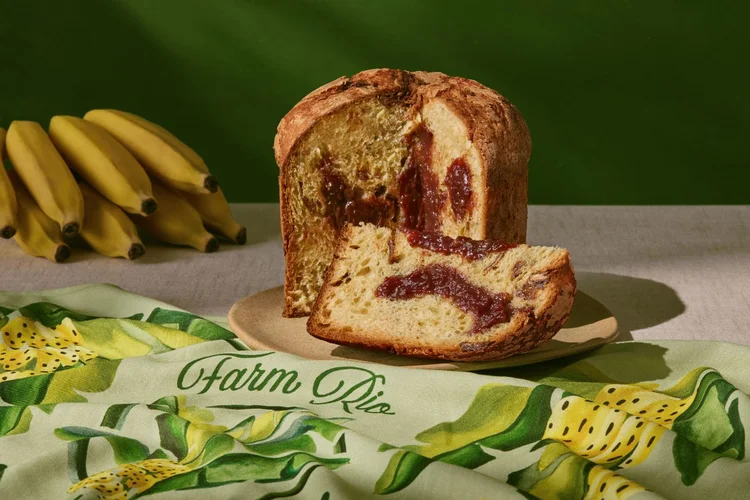 Collab de Natal combina receita brasileira da Dengo a um lenço criado pela Farm para uso como acessório (Divulgação)