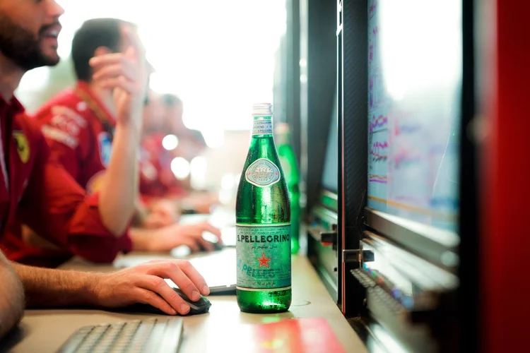 S.Pellegrino e Ferrari fecham parceria global de longo prazo para ações de marca no ecossistema da Fórmula 1 (Divulgação)