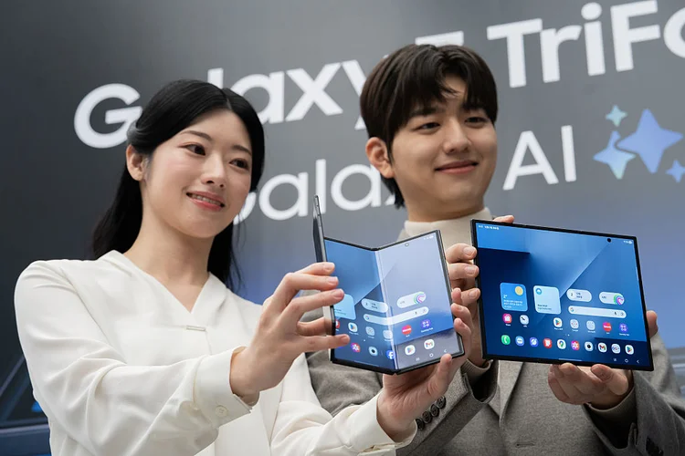 Galaxy Z TriFold: celular é o primeiro da Samsung com três telas (Anadolu / Colaborador/Getty Images)