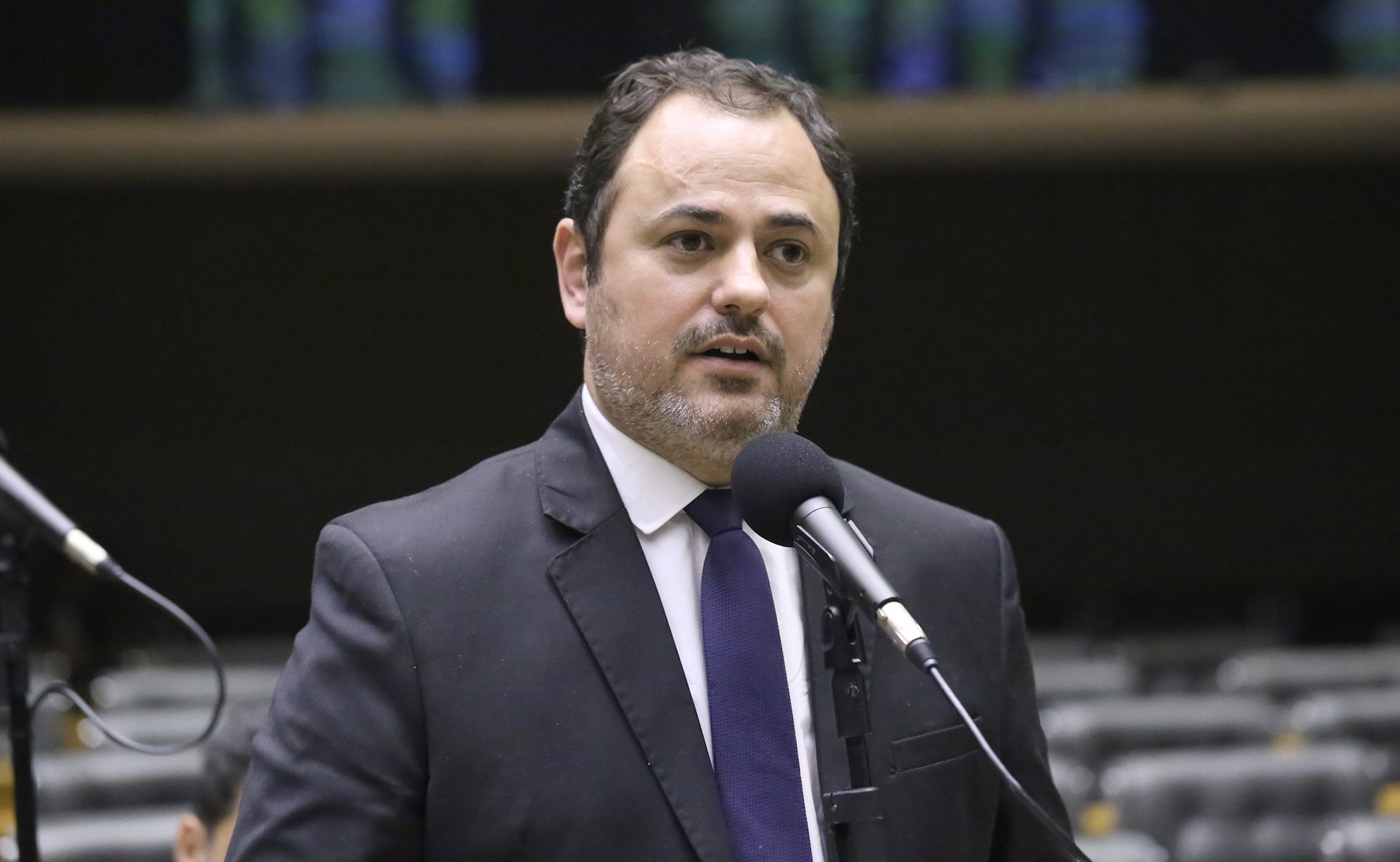 Glauber Braga é retirado do plenário da Câmara; sessão está interrompida