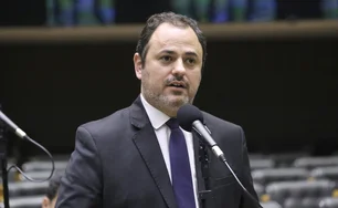 Imagem referente à matéria: Glauber Braga ocupa cadeira da presidência da Câmara e sessão é interrompida