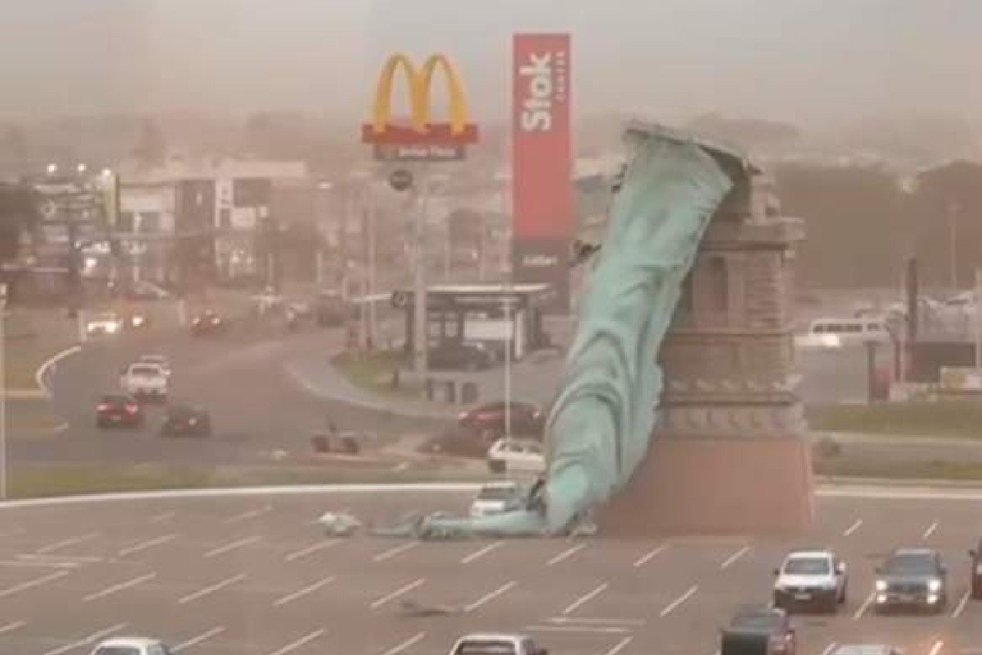 Temporal derruba estátua da Havan em Porto Alegre — e chegará a SP