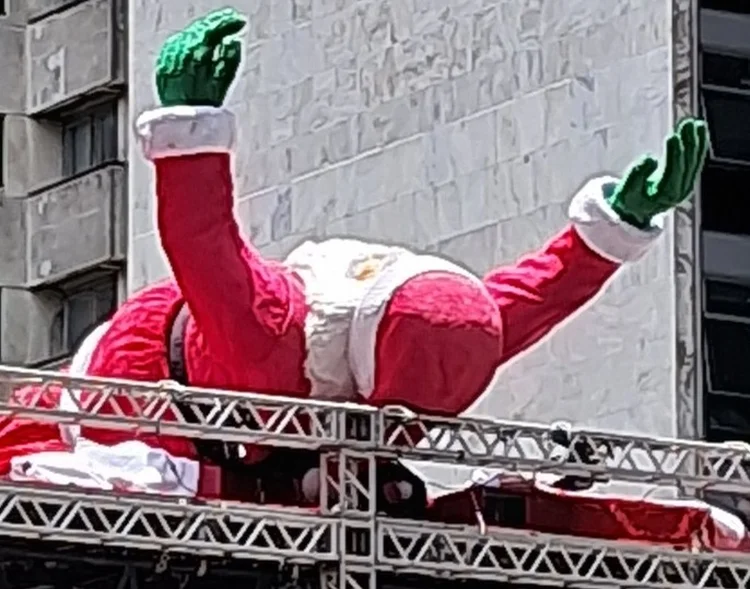Ventania em SP: decorações de Natal da Avenida Paulista precisaram ser desmontadas devido às fortes rajadas de vento nesta quarta-feira, 10  (Redes Sociais/@e_oliveira_one/Reprodução)