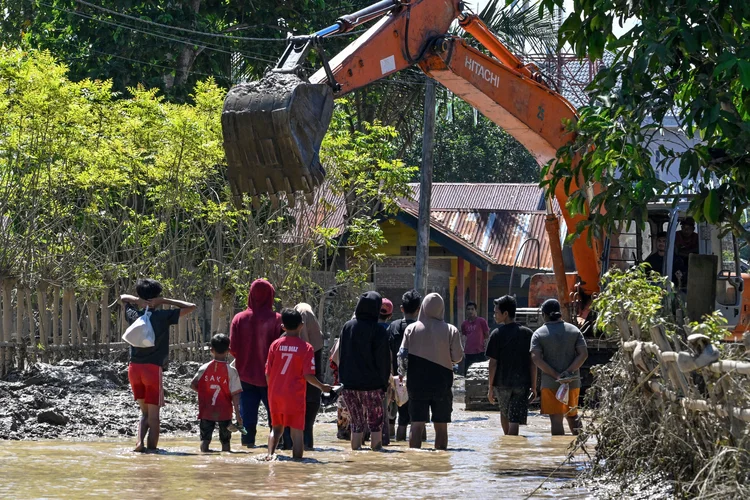 Província de Aceh, na Indonésia: número de mortos pelas enchentes no país subiu para mais de 500 (Chaideer Mahyuddin/AFP)