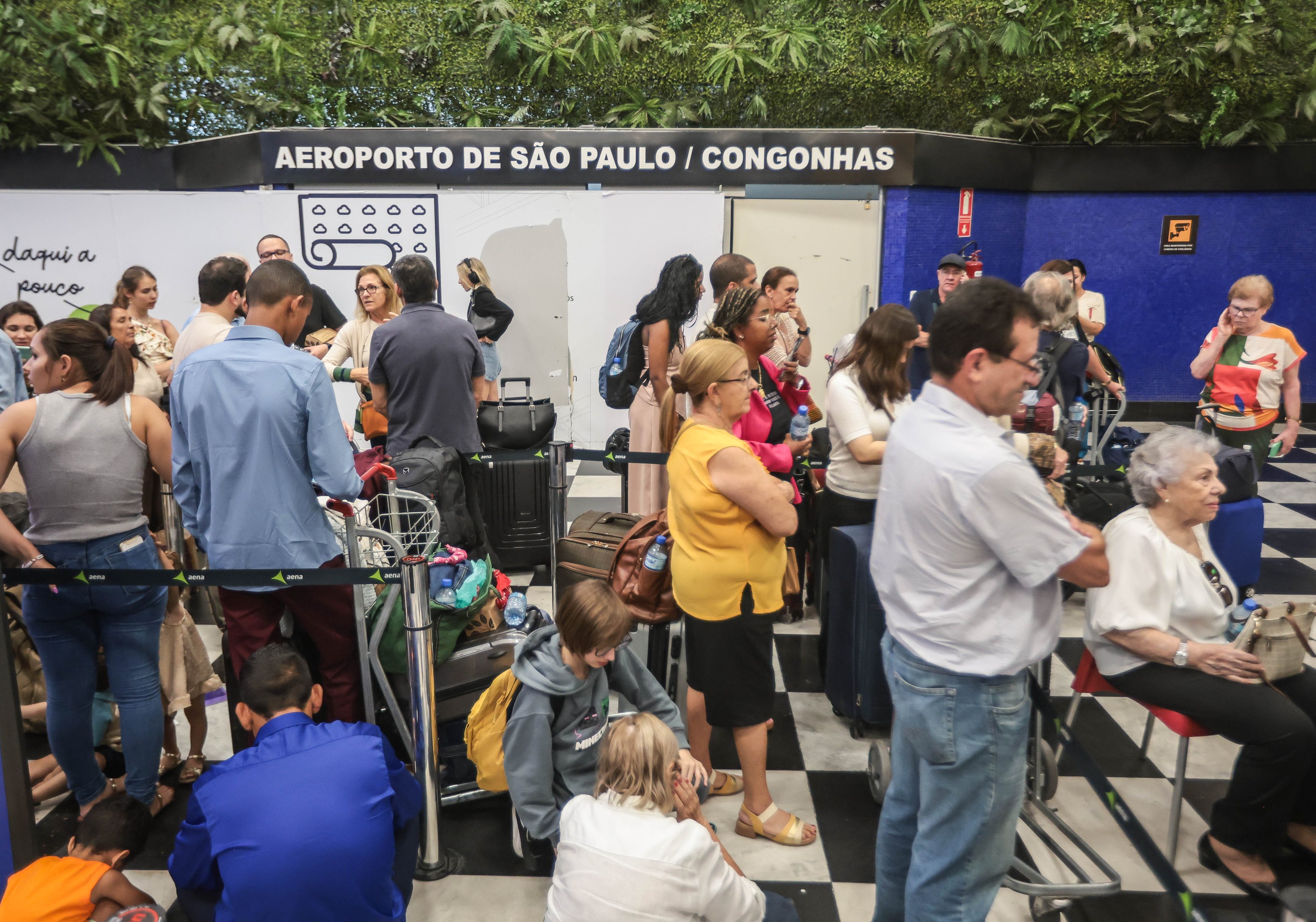 Cancelamento de voos: aeroporto de Congonhas lotado devido a cancelamento de voos