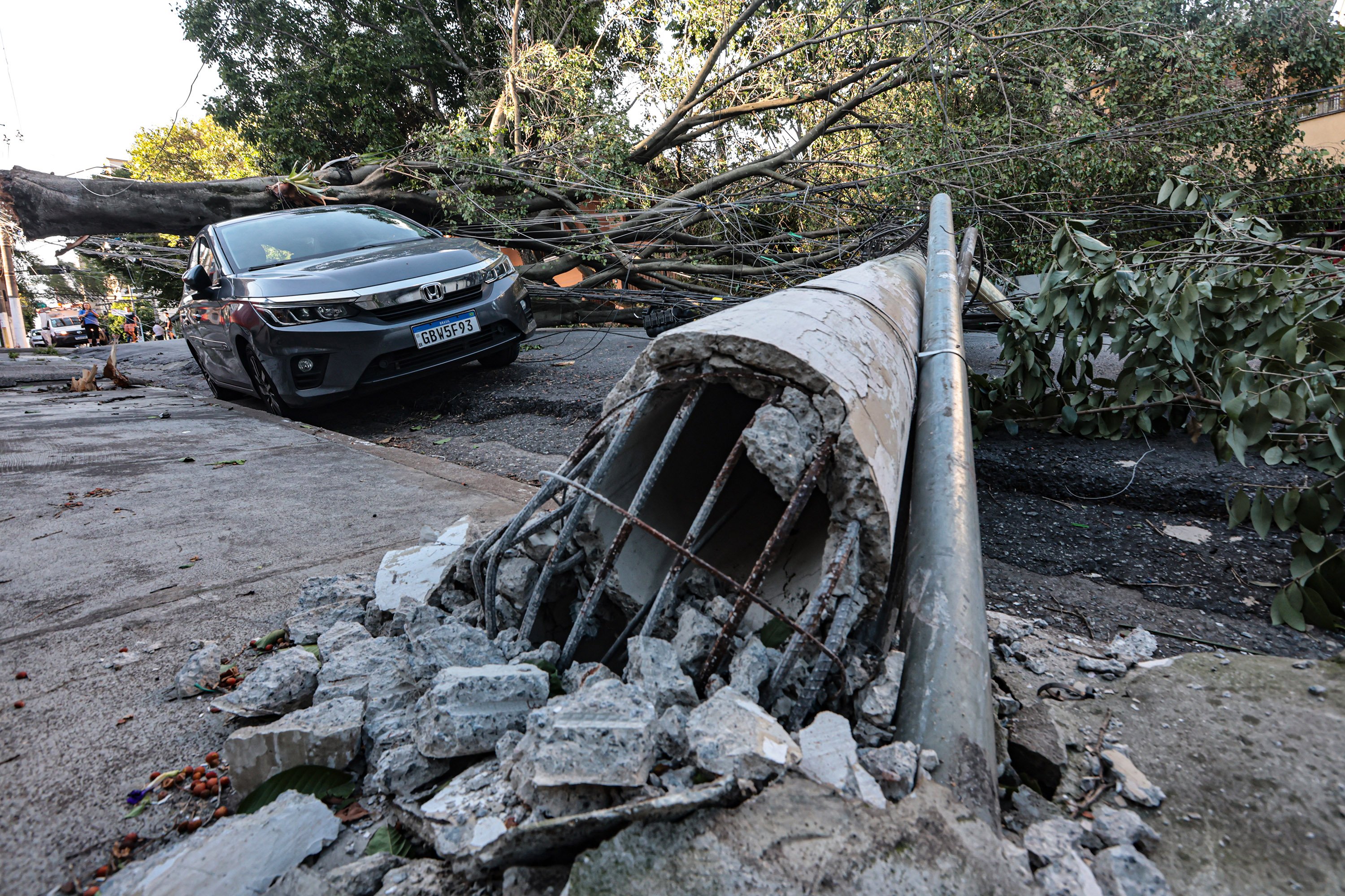 Queda de poste: árvore derruba poste e atinge carros na rua Paula Ney, na Vila Mariana
