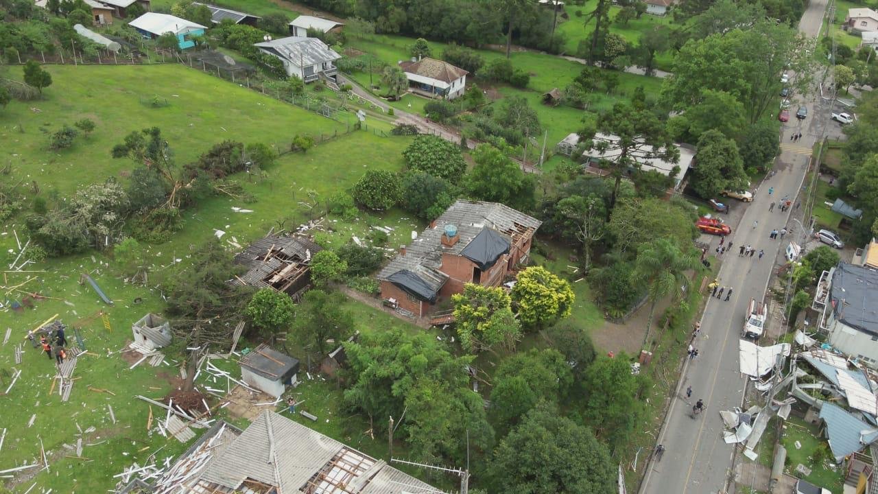 Tornado em Farroupilha, no RS, deixa estragos