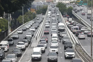 Ventania em SP: cidade tem 903 km de trânsito nesta quarta