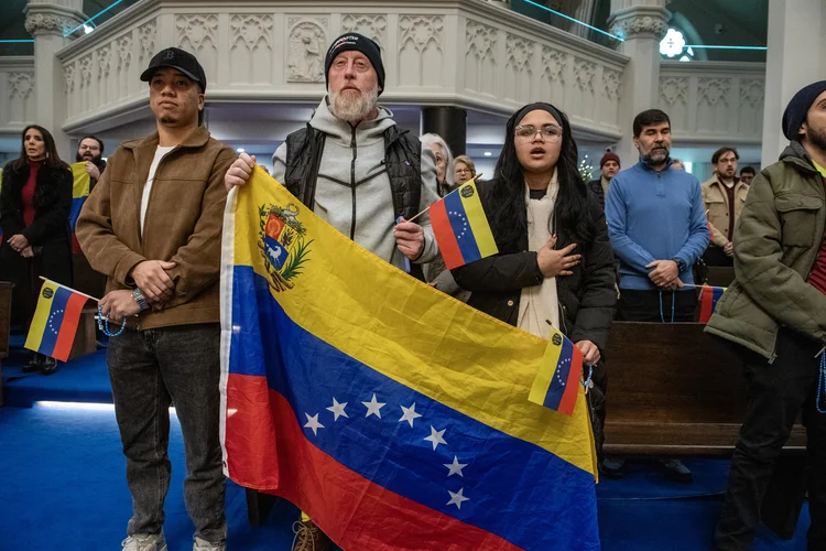Manifestantes em ato contra Maduro em Boston, nos EUA, no domingo, 4 de janeiro (Joseph Prezioso/AFP)
