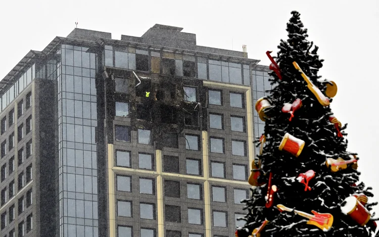 Prédio residencial em construção, danificado durante o ataque maciço com drones e mísseis russos a Kiev em 9 de janeiro de 2026 (Sergei Supinsky/AFP)