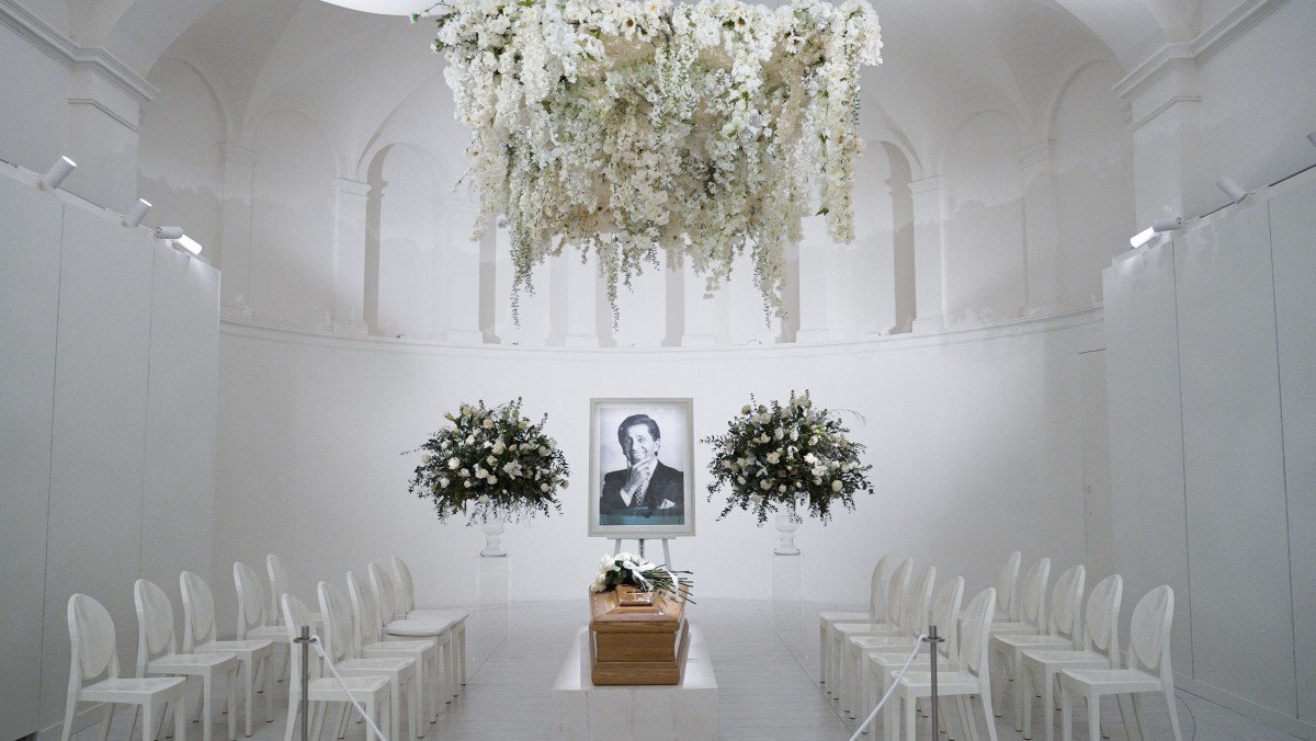 Caixão do estilista italiano Valentino Garavani durante o velório na Fundação PM23 – Valentino Garavani e Giancarlo Giammetti, em Roma.