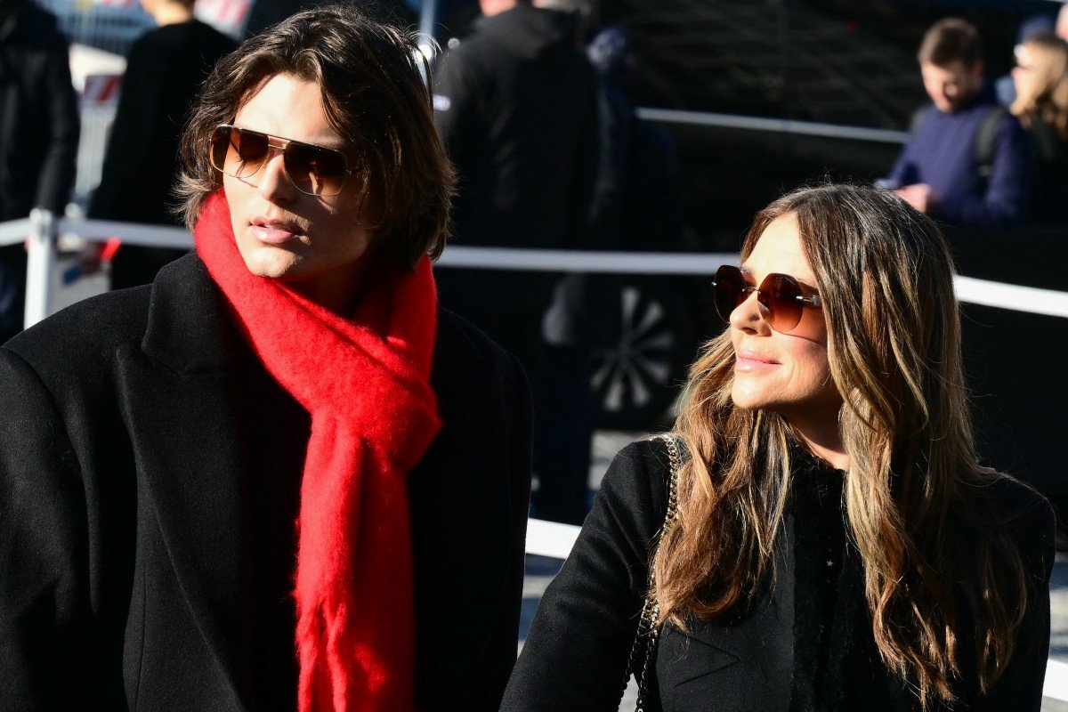 A atriz e modelo britânica Liz Hurley (à direita) e seu filho, Damian Hurley, chegam à cerimônia fúnebre do estilista italiano Valentino Gavarani, na Basílica de Santa Maria degli Angeli e dei Martiri, em Roma.
