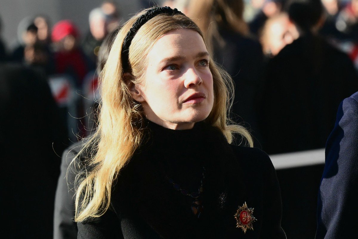 A modelo russa Natalia Vodianova chega à cerimônia fúnebre do estilista italiano Valentino Gavarani, na Basílica de Santa Maria degli Angeli e dei Martiri, em Roma.