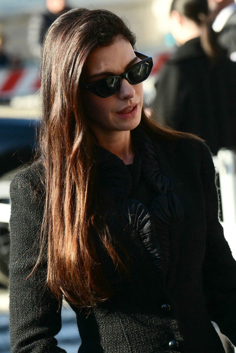 A atriz americana Anne Hathaway chega à cerimônia fúnebre do estilista italiano Valentino Gavarani, na Basílica de Santa Maria degli Angeli e dei Martiri, em Roma.