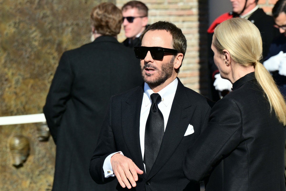 O estilista americano Tom Ford deixa a cerimônia fúnebre do estilista italiano Valentino Gavarani, na Basílica de Santa Maria degli Angeli e dei Martiri, em Roma.