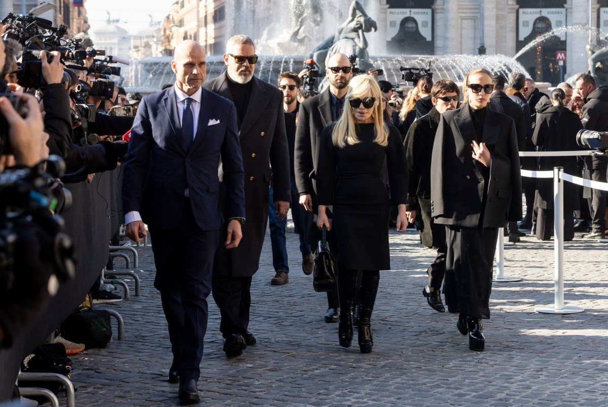 A estilista italiana Donatella Versace chega ao velório do estilista italiano Valentino Gavarani, na Basílica de Santa Maria degli Angeli e dei Martiri, em Roma, em 23 de janeiro de 2026.