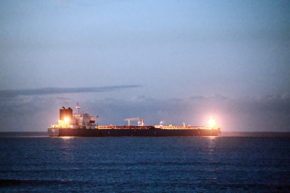 'Frota fantasma': França decreta prisão de capitão de navio russo suspeito