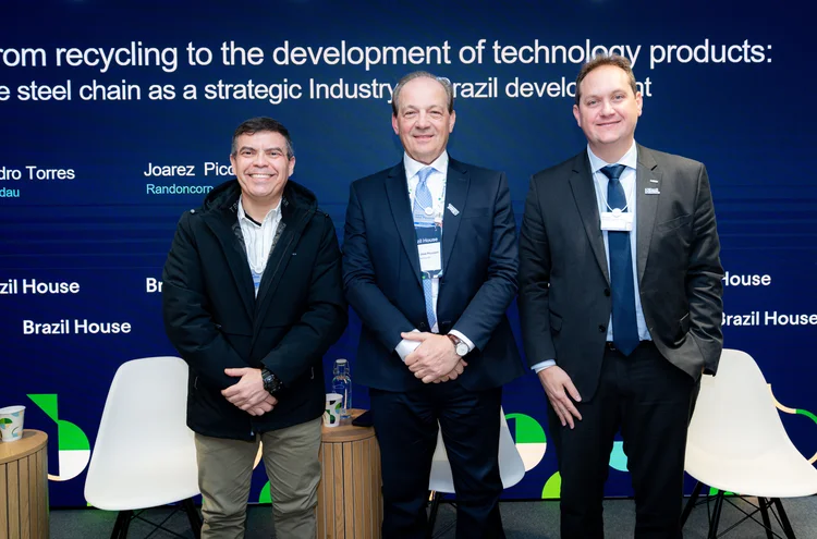 Marcos Cantarino (Gerdau), Joarez Piccini (Randoncorp) e Pedro Torres, da Gerdau: líderes discutem o papel do aço reciclado e da circularidade no futuro da indústria brasileira