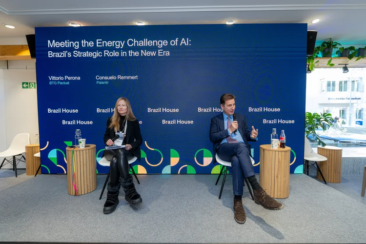 Vittorio Perona, do BTG Pactual, e Consuelo Remmert, da Palantir: painel debateu o papel do Brasil como hub energético e digital na expansão global da IA (Brazil House/Divulgação)