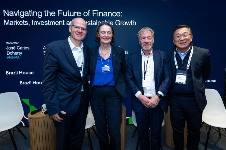 José Carlos Doherty, Amy Barnes, Jens Nielsen e Carlos Takahashi: na Brazil House, eles discutiram os entraves ao avanço das finanças sustentáveis  (Brazil House/Divulgação)