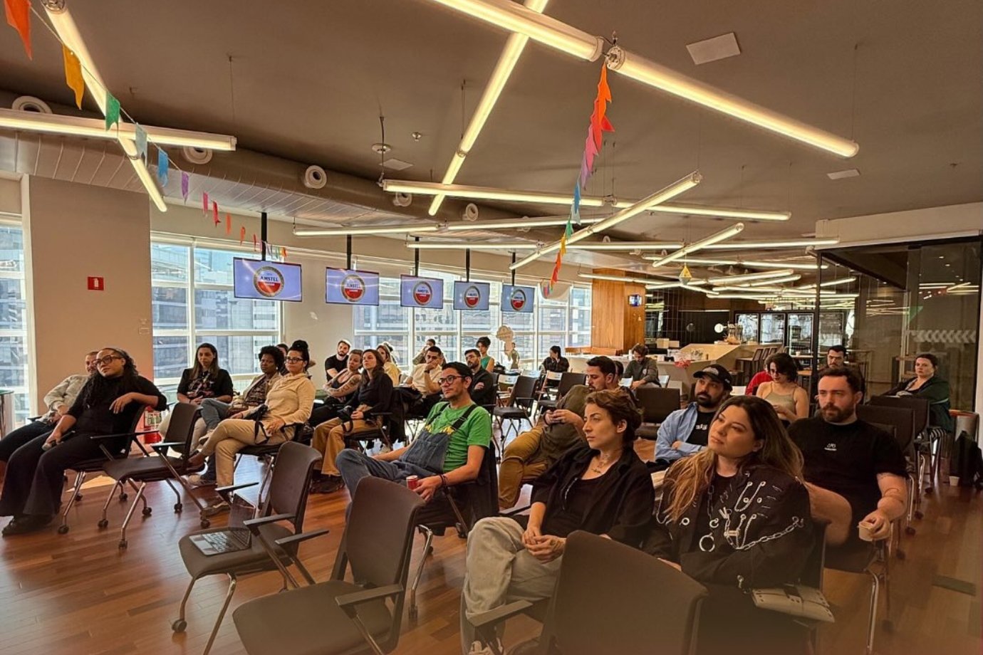 Projeto da Amstel ajuda bares LGBTQIAPN+ a melhorar gestão e aumentar lucros