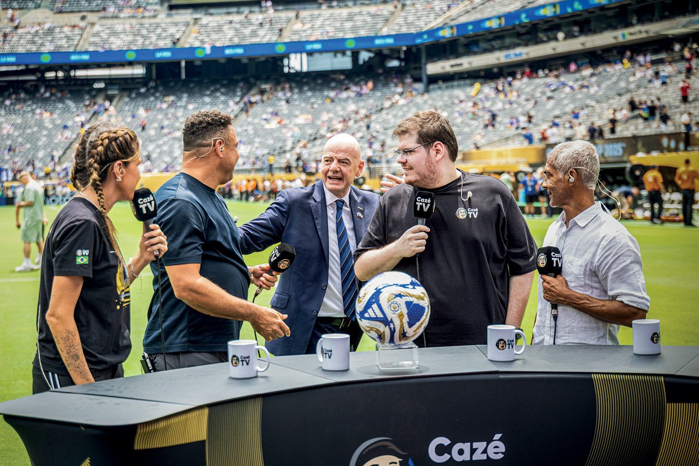 Cobertura da Copa do Mundo de Clubes: sem formalismos, repórteres da CazéTV conseguiram declarações espontâneas no gramado