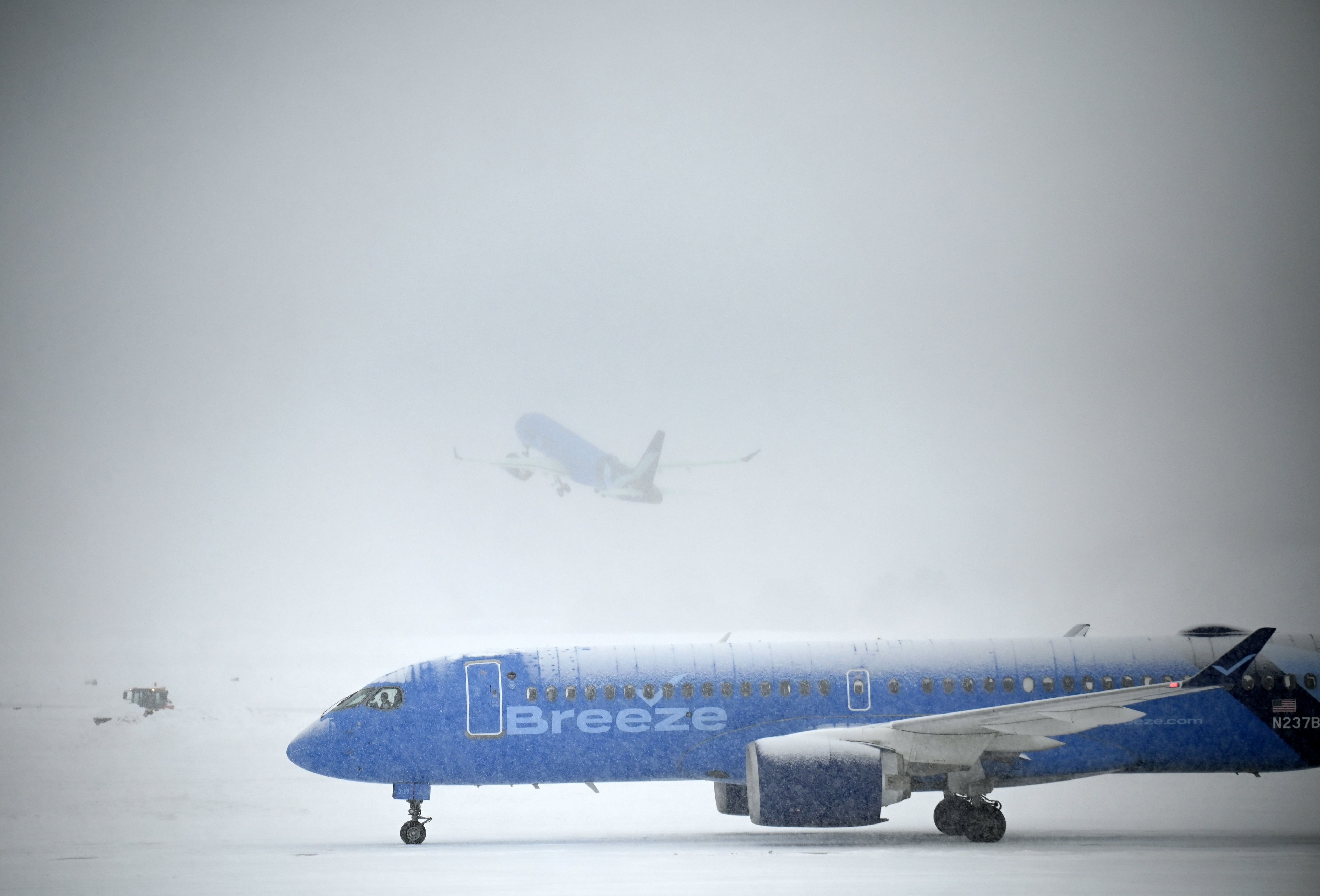 Companhias aéreas cancelam mais de 5 mil voos após nevasca atingir grande parte dos EUA