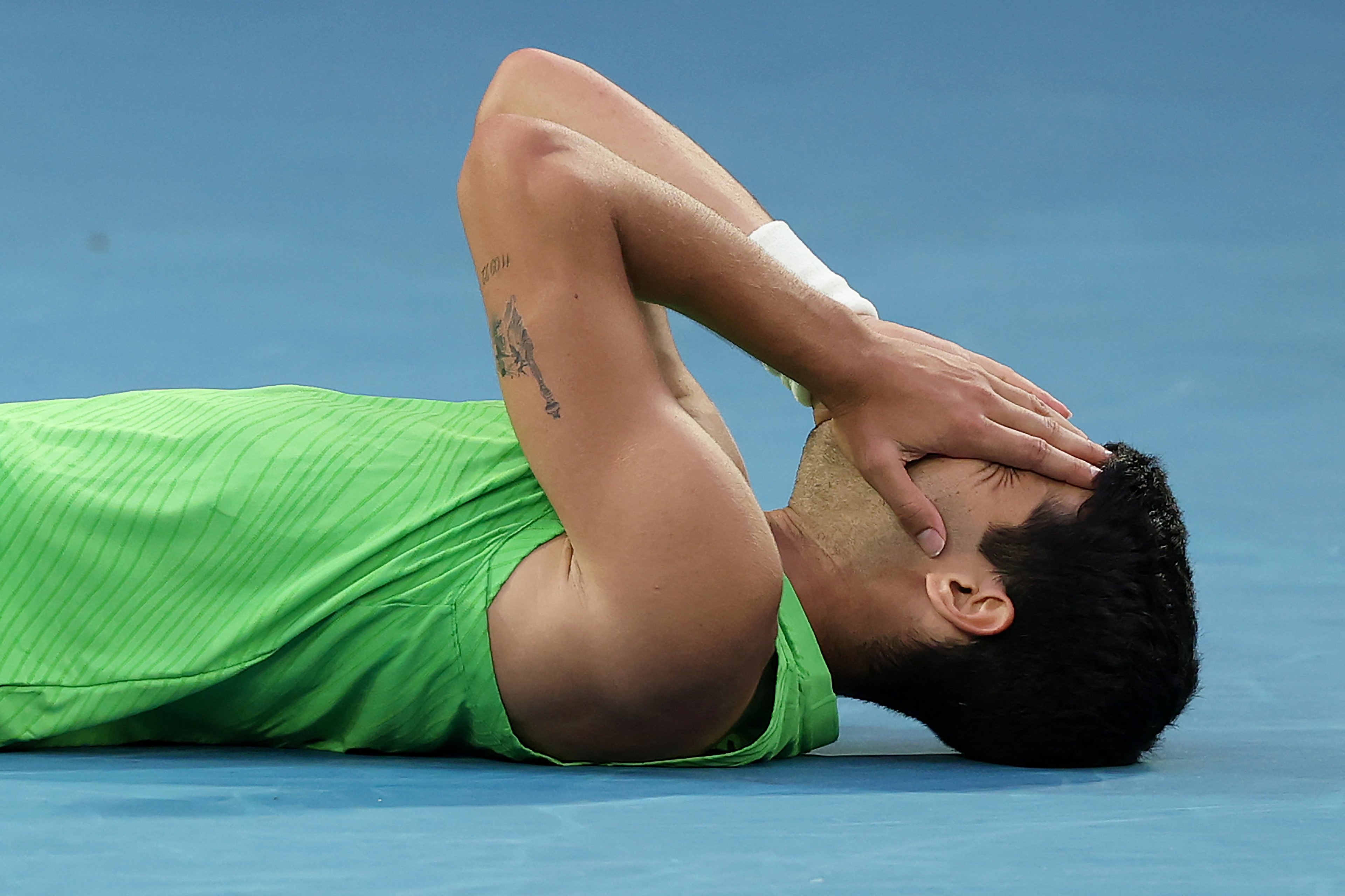 Alcaraz vence Zverev em jogo de 5h e vai à primeira final do Australian Open