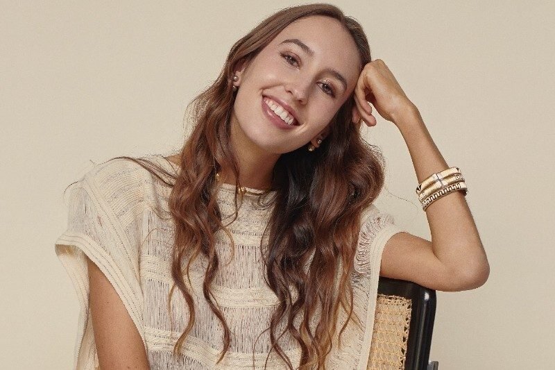 Ela transformou um projeto universitário em um negócio de moda — hoje faz US$ 13 milhões em vendas