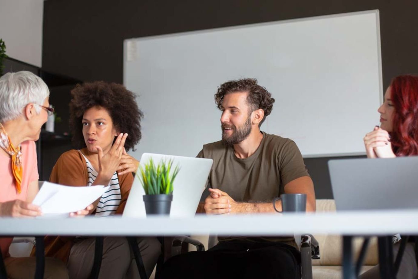 Escuta contínua e dados orientam a liderança em times multigeracionais