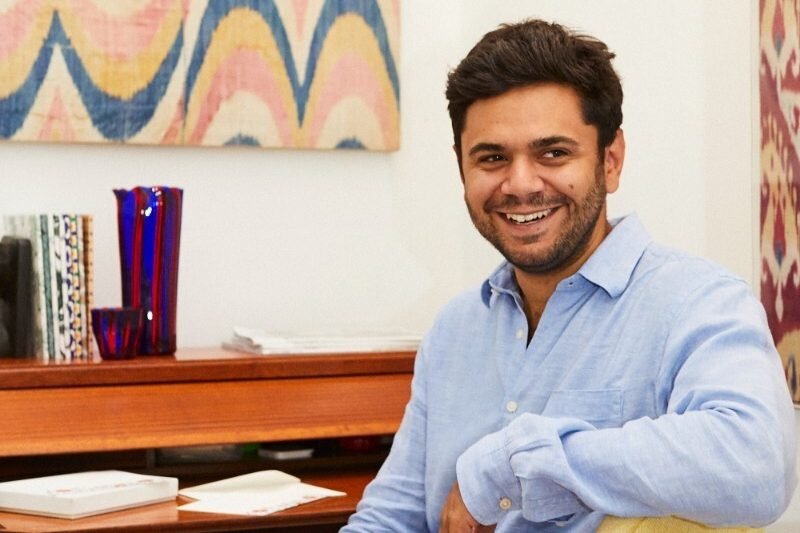 Enquanto o mercado oscila, ele fatura milhões investindo em arte — não em ações