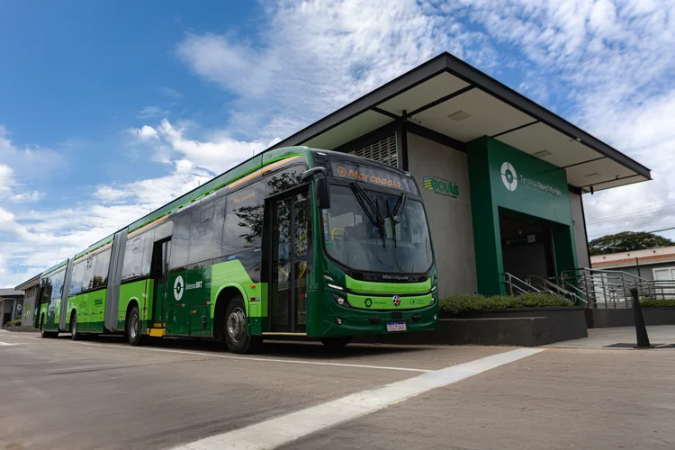 Ônibus Volvo BZRT, de 28 metros, usado no BRT de Goiânia (Divulgação)