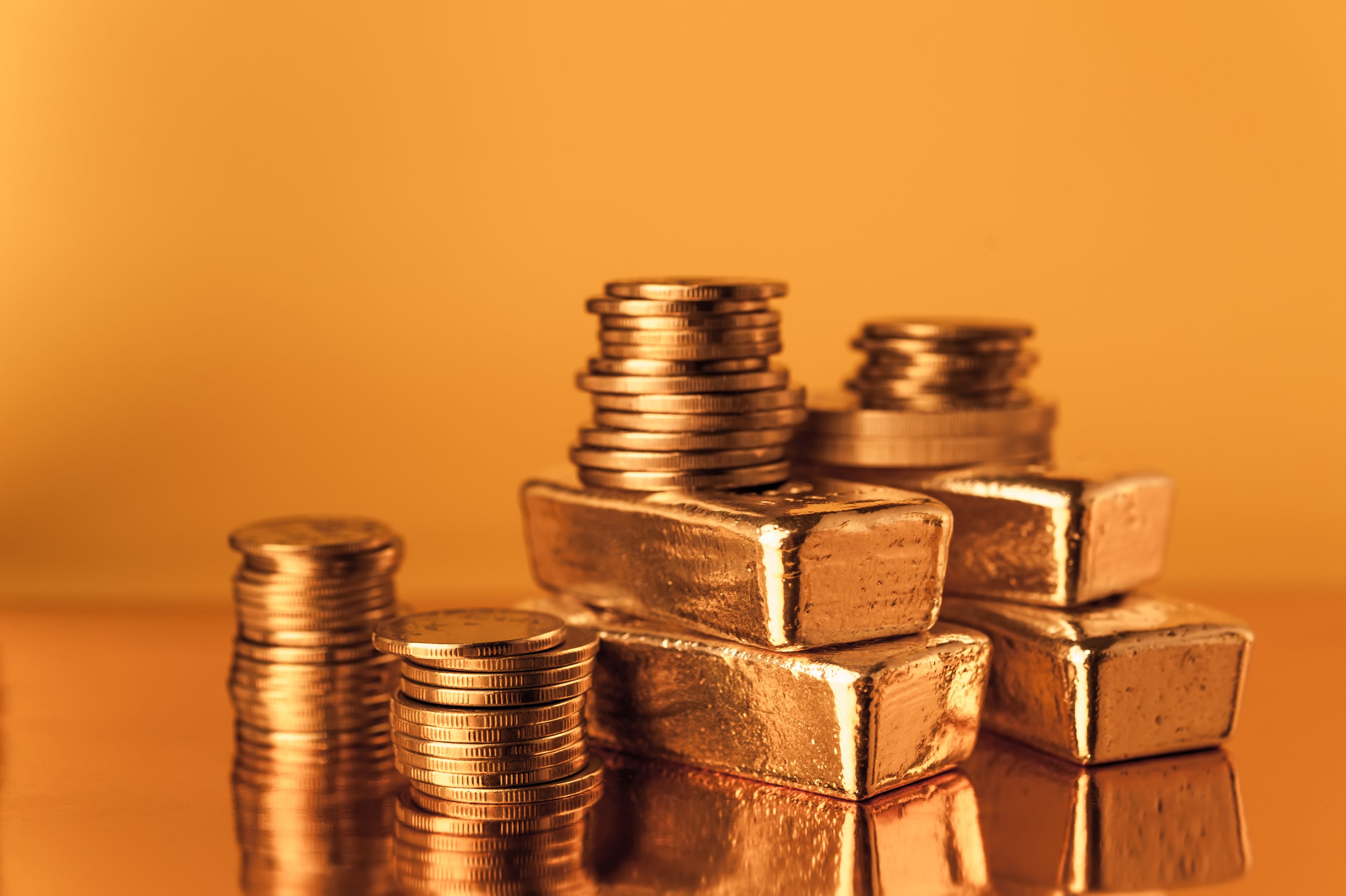 Ouro chega perto de US$ 5.600 com dólar fraco e tensão no Irã