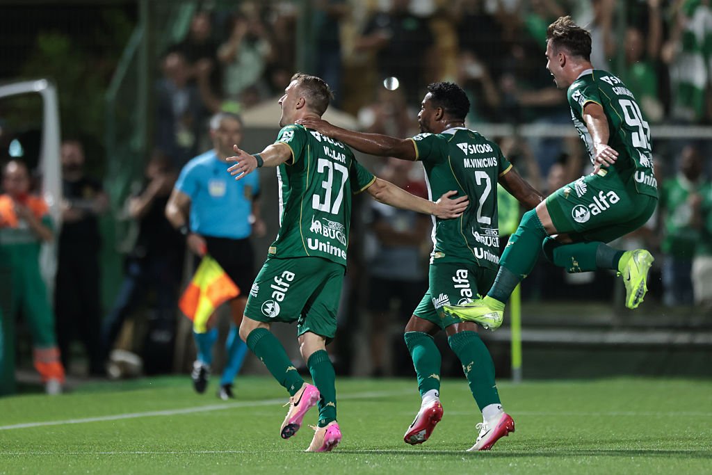Brasileirão: Chapecoense vence Santos em jogo com duas viradas e polêmica