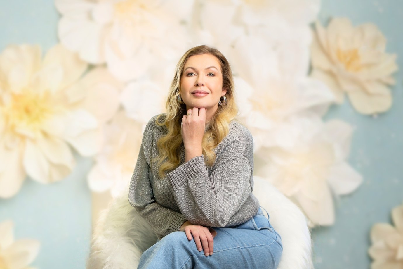 Ela perdeu casa, carro e renda de uma vez só. Hoje, fatura milhões com maquiagem