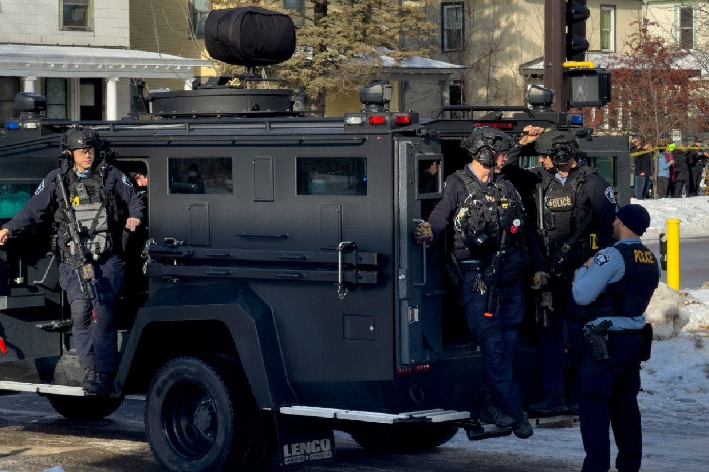 Agentes de imigração dos EUA matam mulher a tiros durante operação em Minneapolis