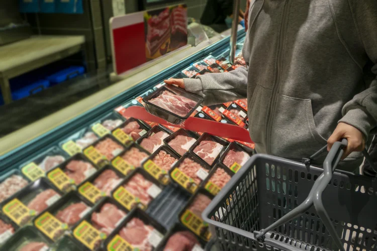 Carne bovina em supermercado: inflação deve aumentar na China com decisão sobre cotas de importação da proteína. (Freepik)