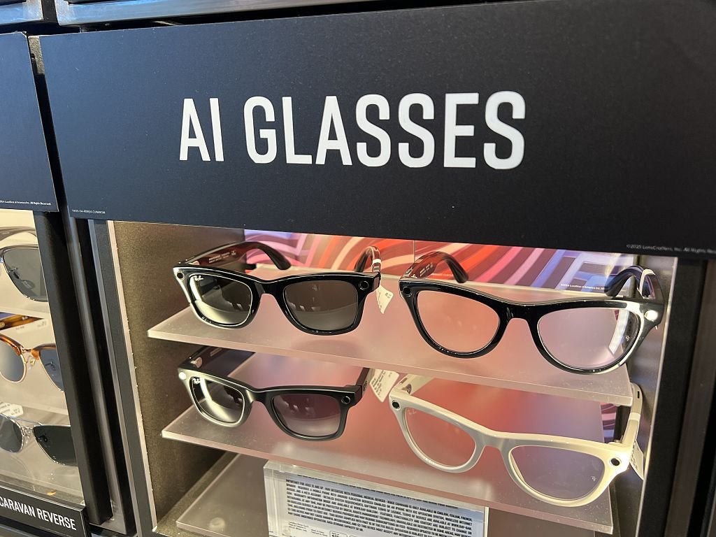 Meta estuda levar reconhecimento facial aos óculos Ray-Ban e Oakley