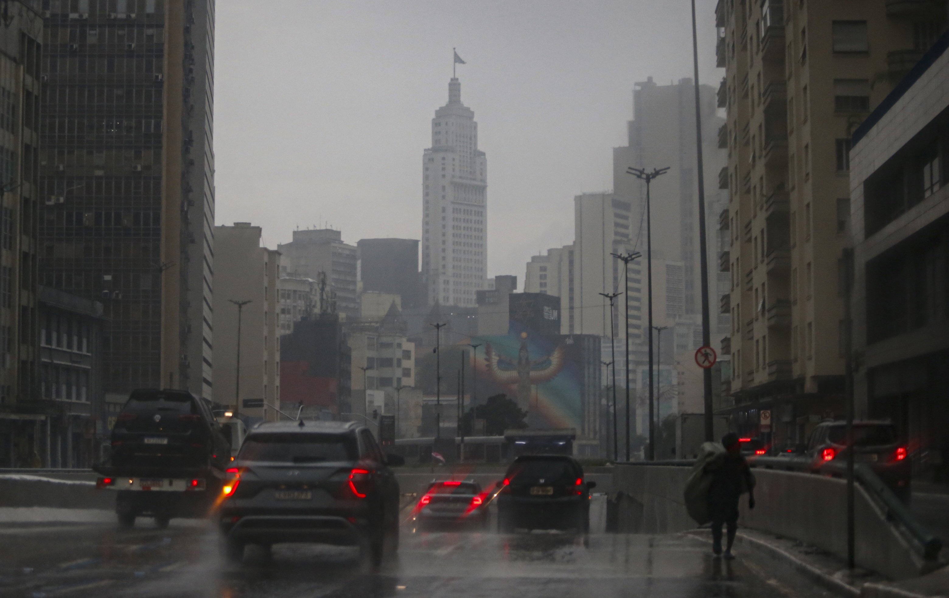 Chuva forte deixa mais de 100 mil imóveis sem energia em São Paulo