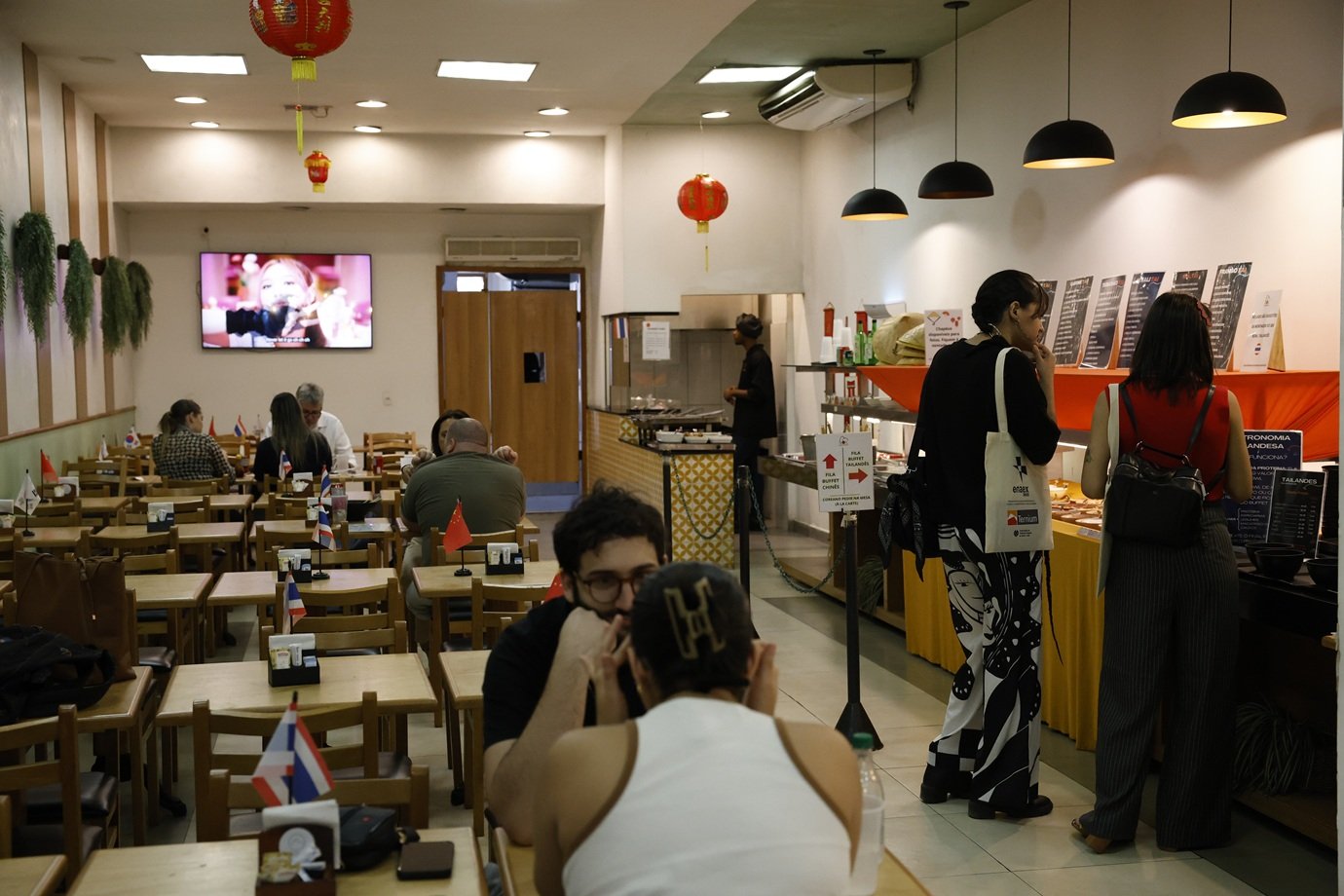 Preços nos restaurantes vão subir até 10% com fim da 6x1, diz presidente da Abrasel