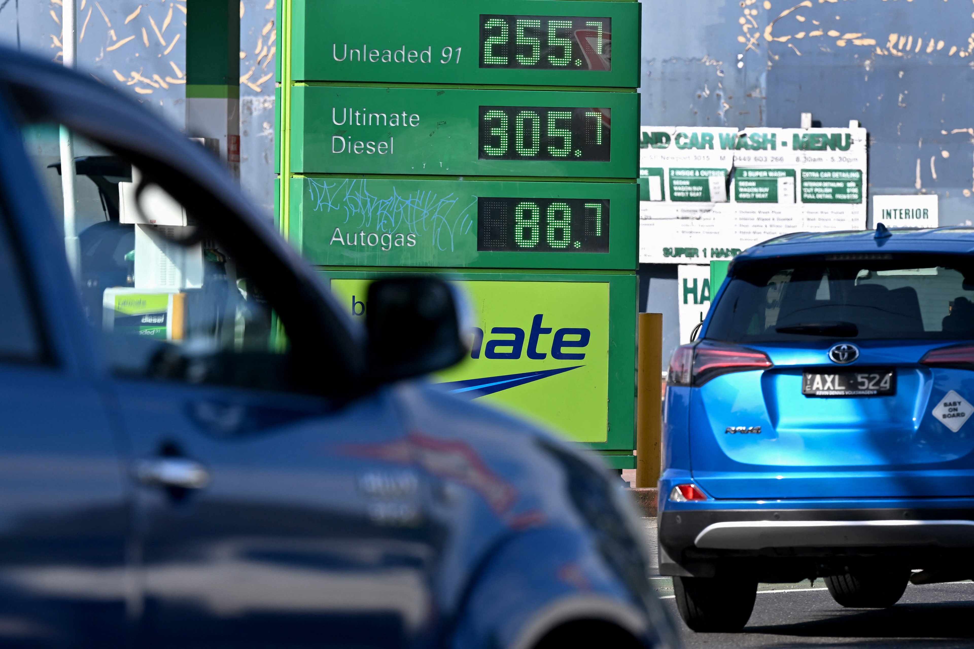 Por que o preço do diesel sobe mais que o do petróleo, e até onde ele vai