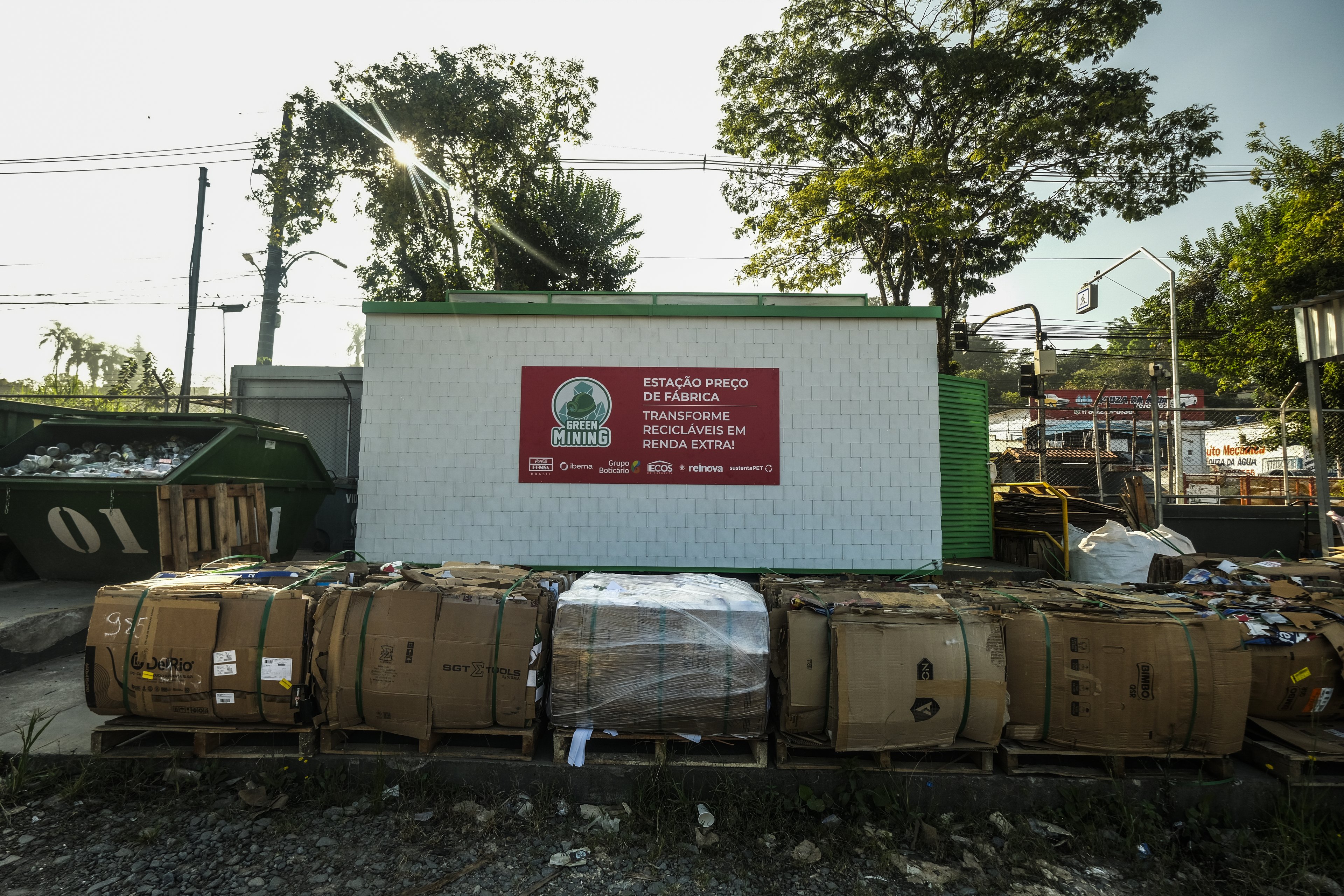 Parceria entre gigantes globais lança estação itinerante de compra de recicláveis em SP