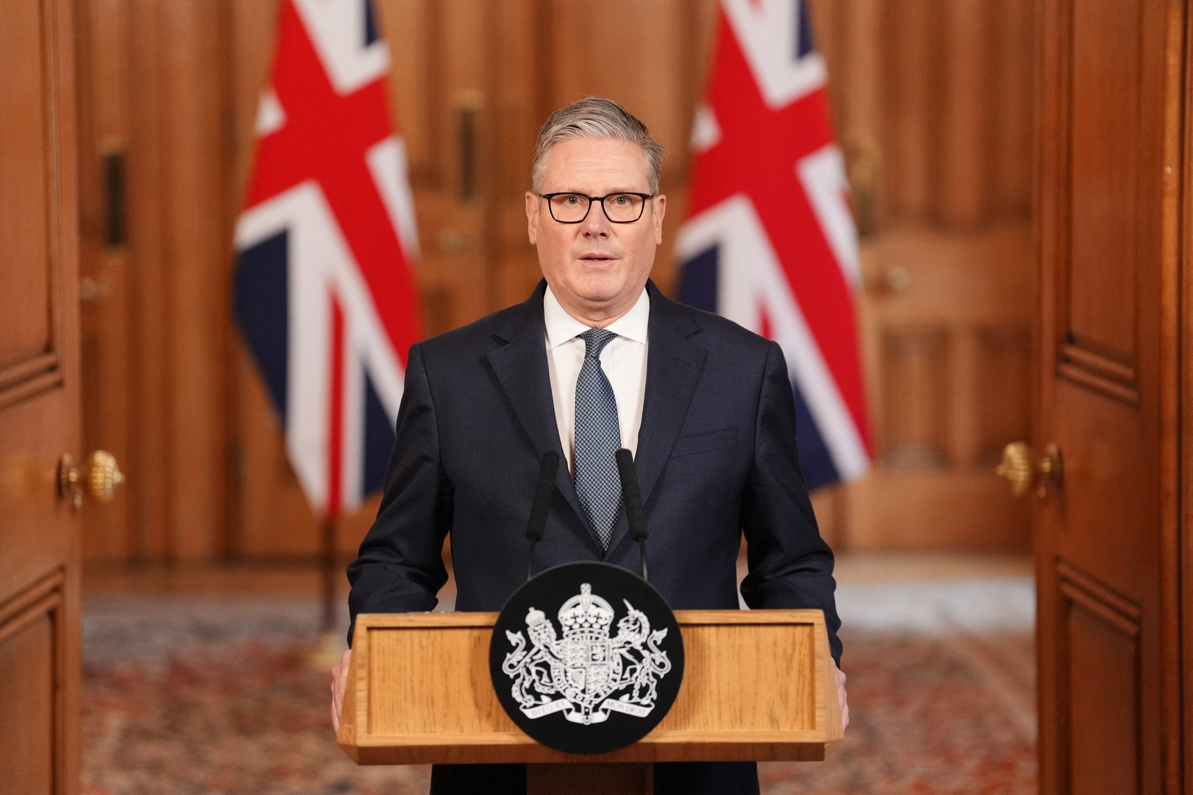 Reino Unido anuncia envio de navio de guerra e helicópteros ao Chipre para 'esforço defensivo'