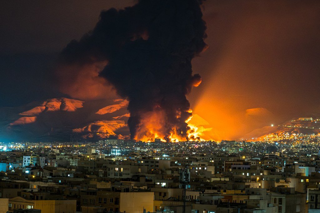 Fumaça e chamas sobem no local dos ataques aéreos a um depósito de petróleo em Teerã, em 7 de março de 2026. Os Estados Unidos e Israel lançaram ataques contra o Irã em 28 de fevereiro, provocando a retaliação iraniana com ataques de mísseis em toda a região e intensificando as preocupações sobre a interrupção da energia e dos transportes globais. (Foto de Sasan / Middle East Images / AFP via Getty Images)