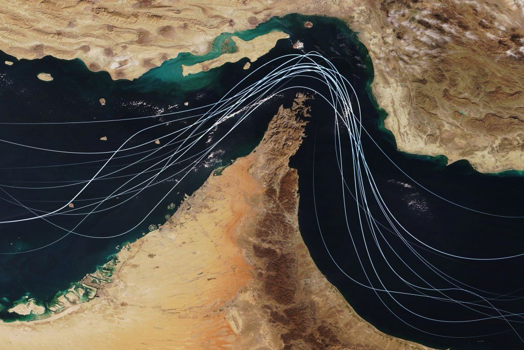 Vista de satélite do Estreito de Ormuz com linhas gráficas brancas representando rotas marítimas globais e tráfego marítimo entre o Golfo Pérsico e o Golfo de Omã. Conceito estratégico de transporte de petróleo