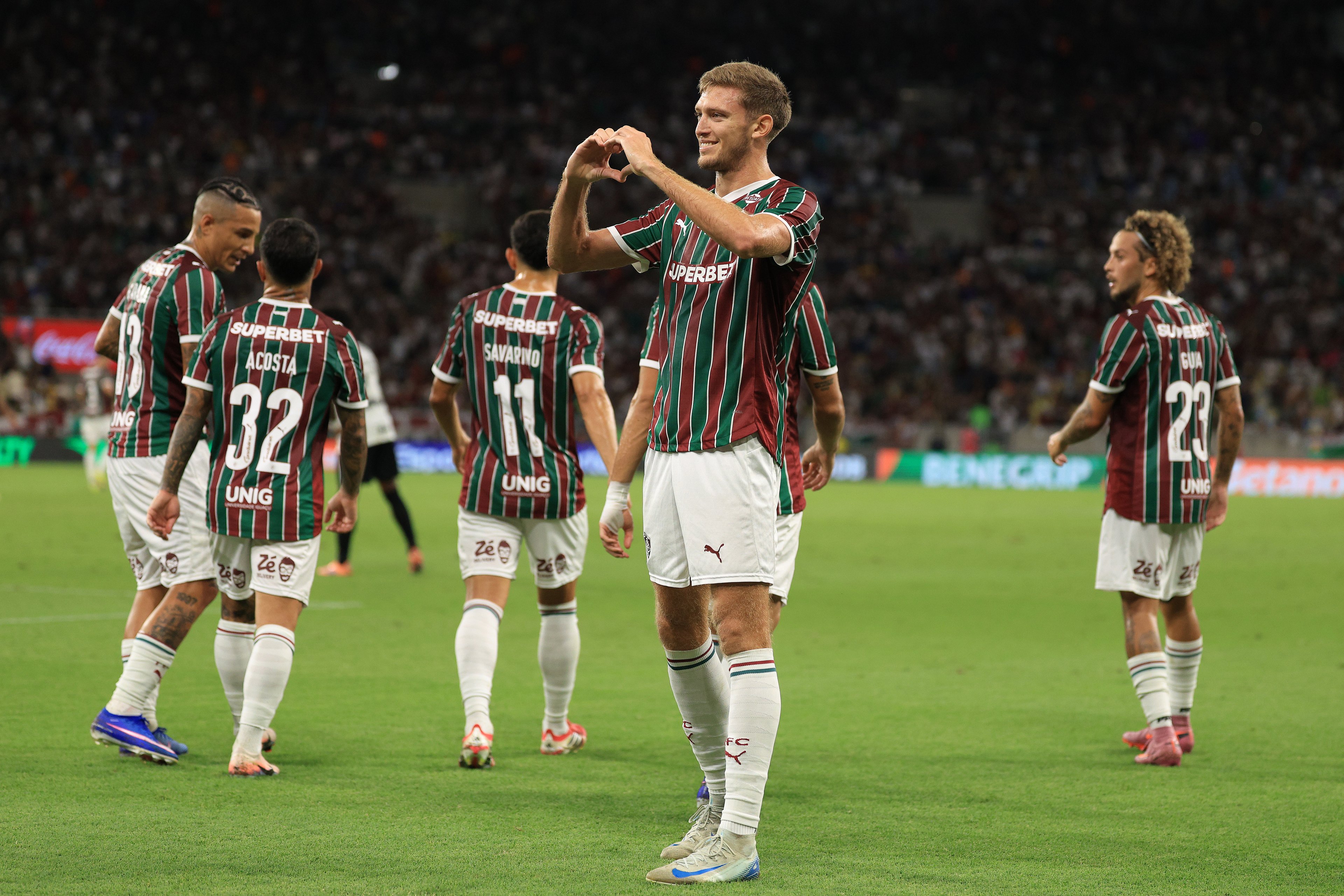Fluminense vence o Atlético-MG e encosta nos líderes do Brasileirão