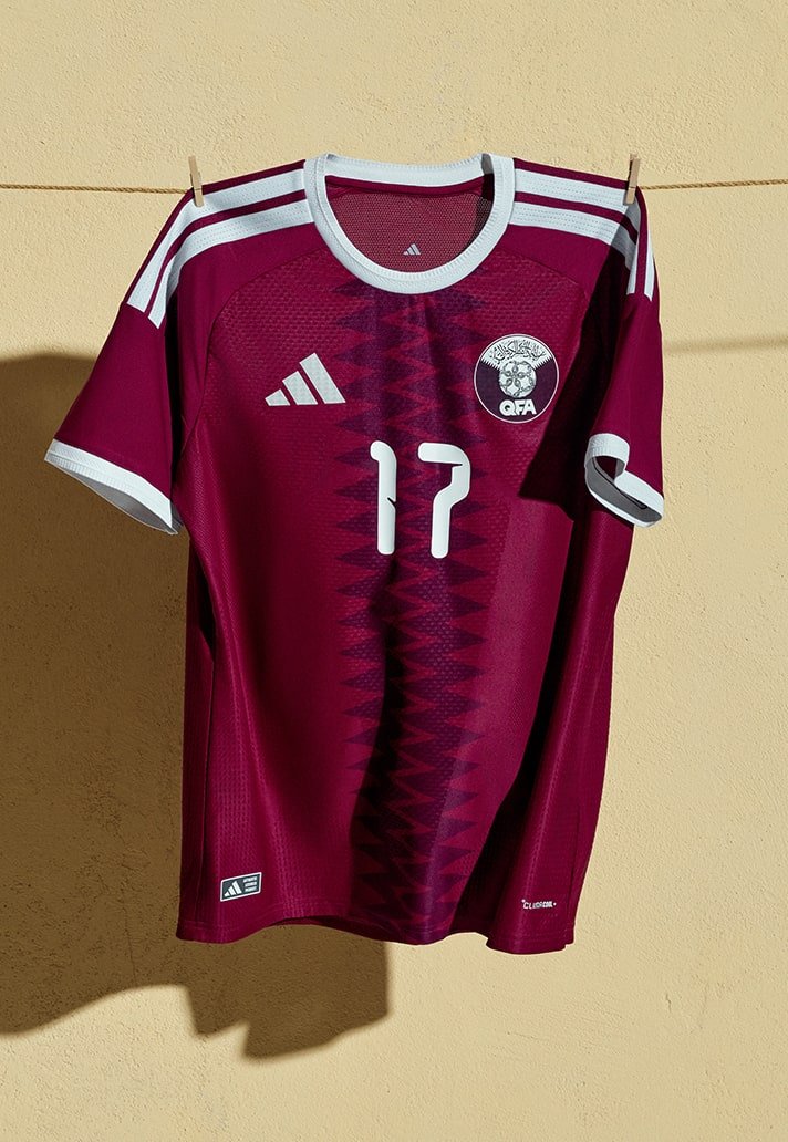camisa vinho com linhas serrilhadas que remetem ao desenho da bandeira nacional
